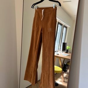 ALO YOGA Micro Corduroy High-Waist Winter Break Flare Pant - Toffee